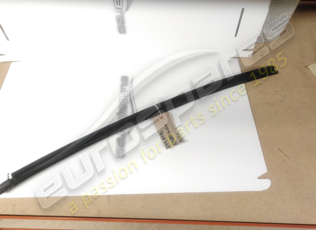 USED Ferrari RH OUTER GLASS SCRAPER . PART NUMBER 67129400 (1)