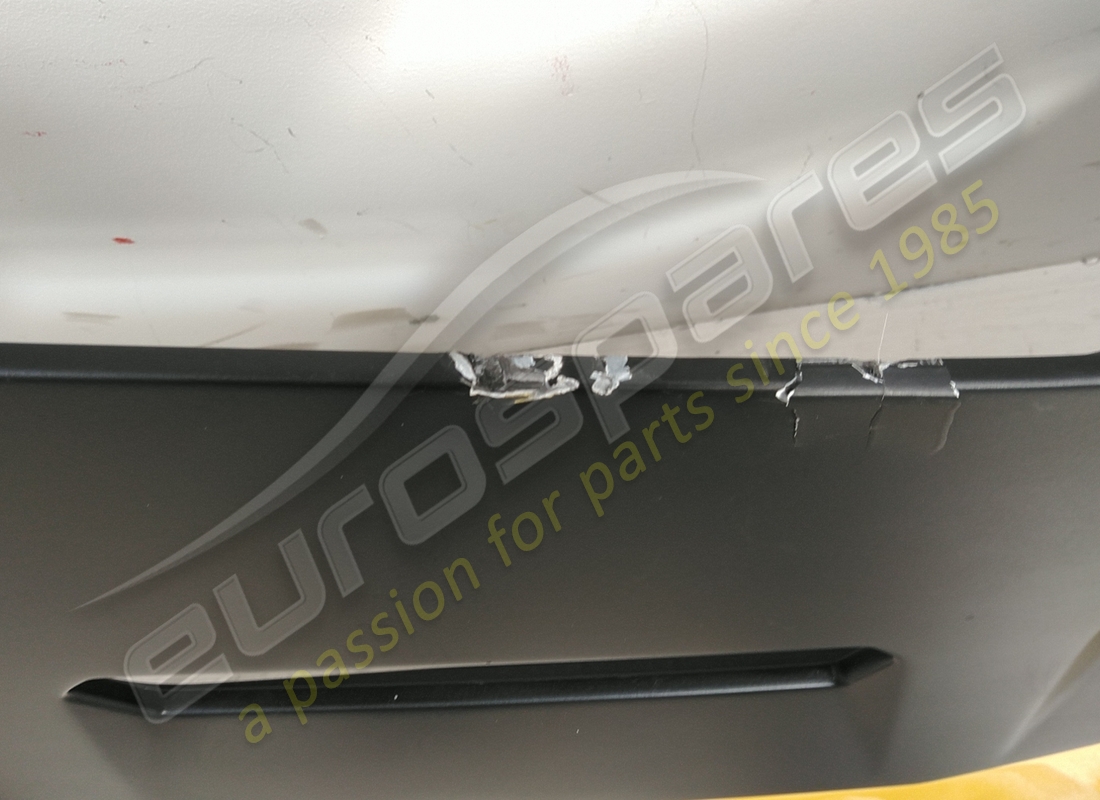 damaged lamborghini trunk lid. part number 476827025 (3)
