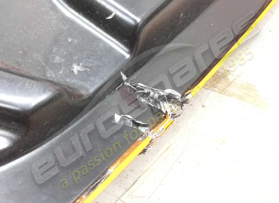 damaged lamborghini trunk lid. part number 476827025 (7)