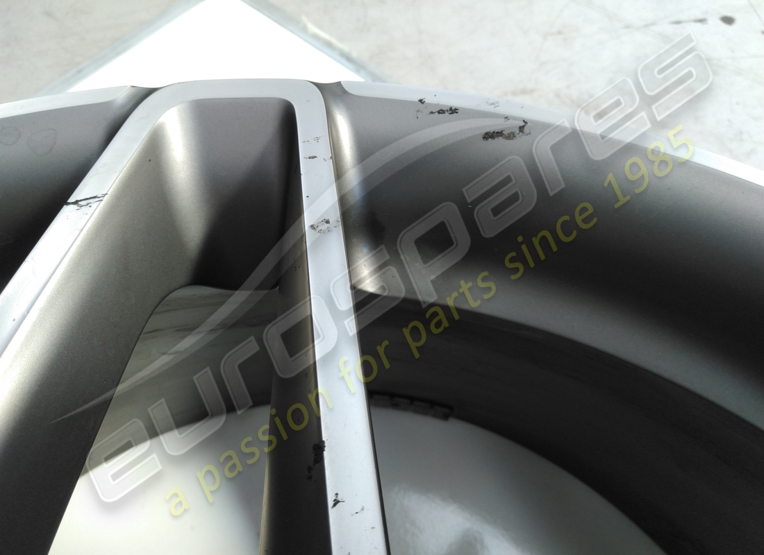 used ferrari lh front wheel. part number 861246 (2)