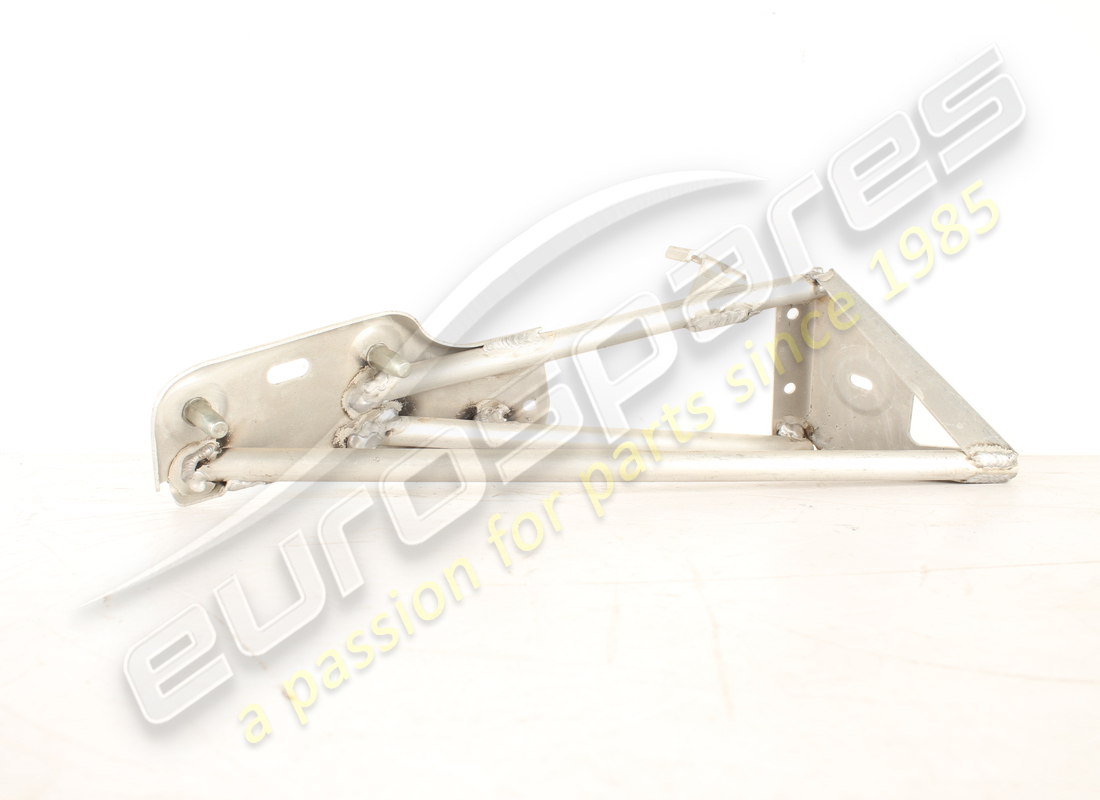 new ferrari lh flank mounting bracket. part number 84041800 (2)