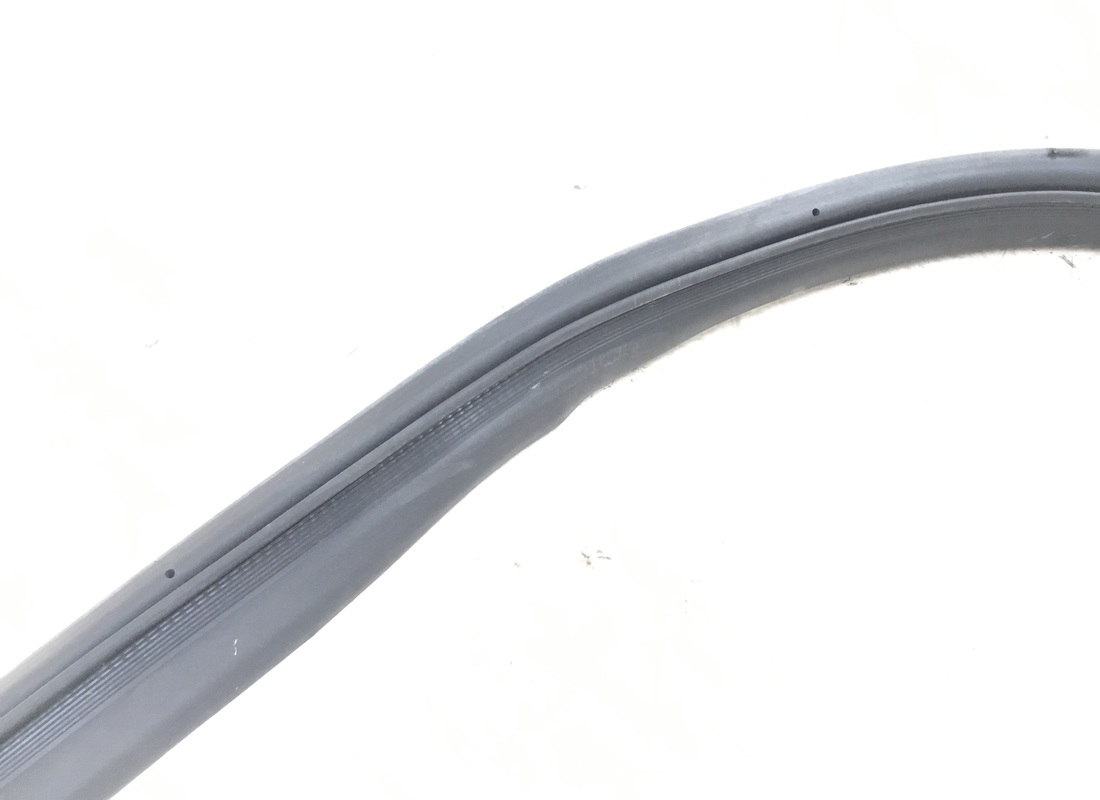 used maserati luggage compartment gasket. part number 68084300 (2)