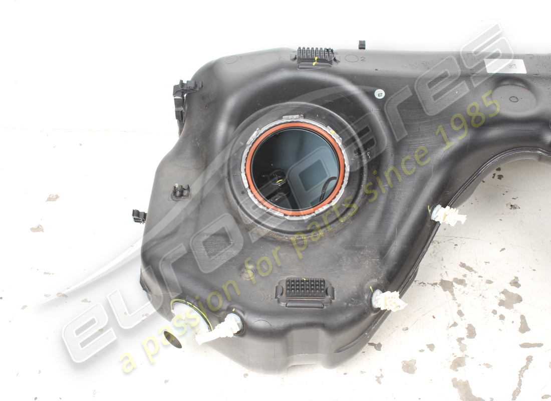 used maserati fuel tank assembly. part number 675001696 (3)
