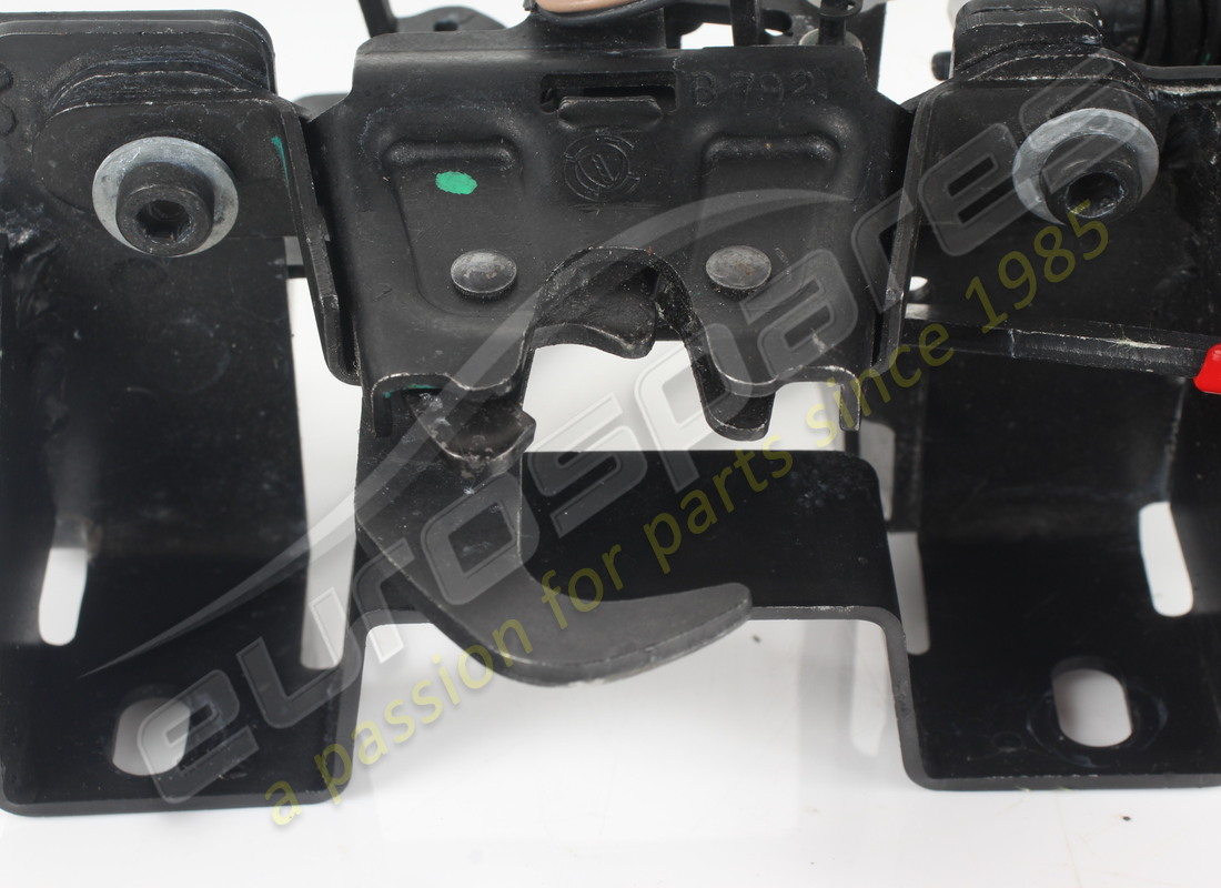 USED FERRARI SERRATURA COFANO ANT. COMPLETE. PART NUMBER 985416 (6) used ferrari serratura cofano ant. complete. part number 985416 (6)