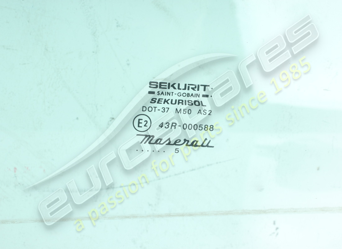 used maserati front lh door window glass. part number 377700629 (2)