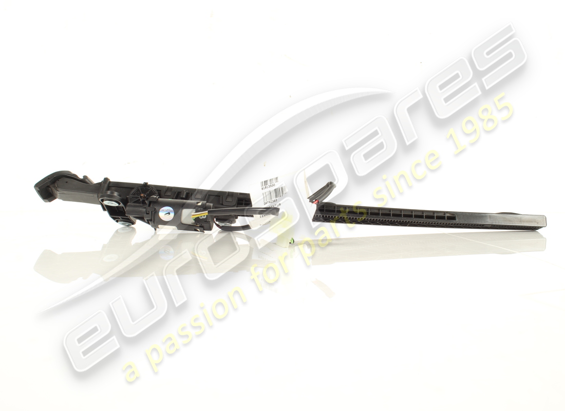 used ferrari rh belt extender. part number 81913500 (3)