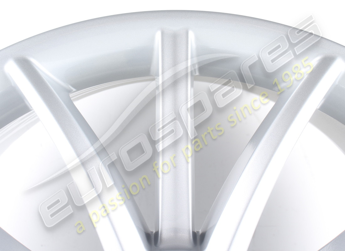 new maserati rear wheel. part number 82126806 (3)