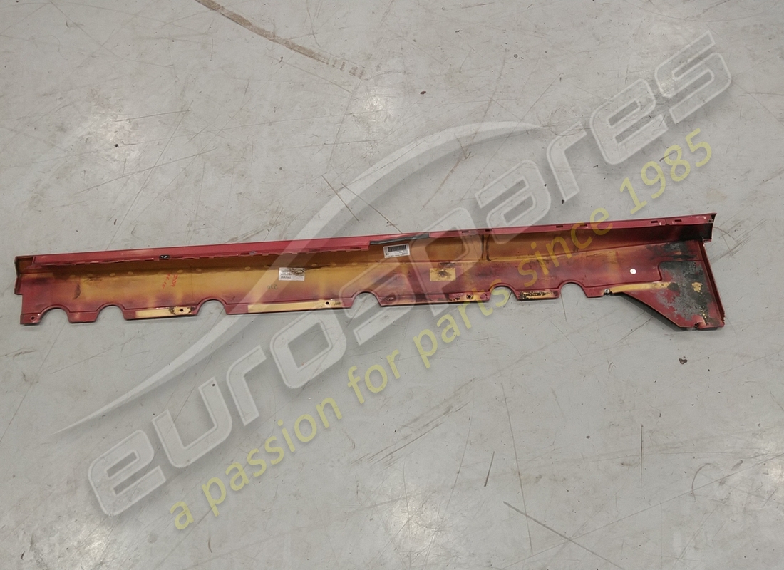 damaged lamborghini rocker cover, right. part number 400853564 (1)