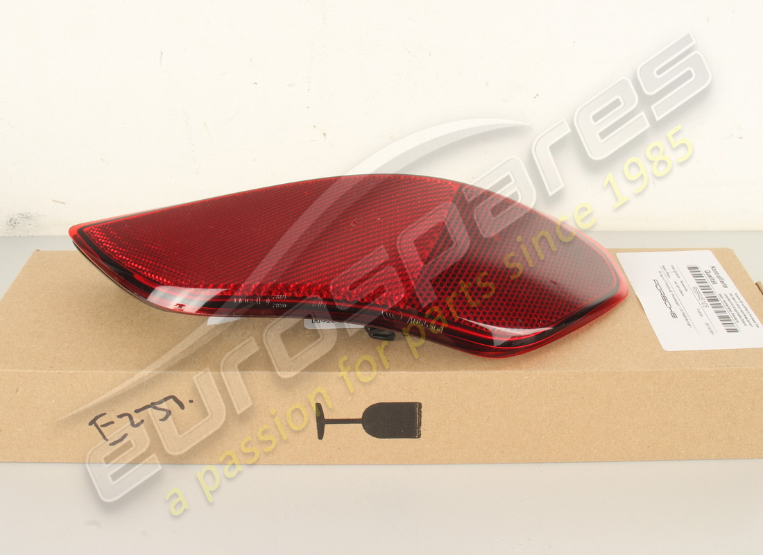 new porsche rear light reflector. part number 958945105 (6)