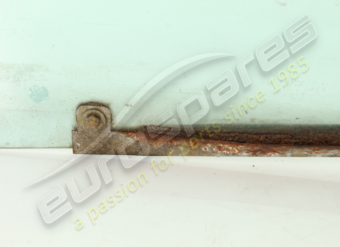 used ferrari rh door glass. part number 61034100 (2)