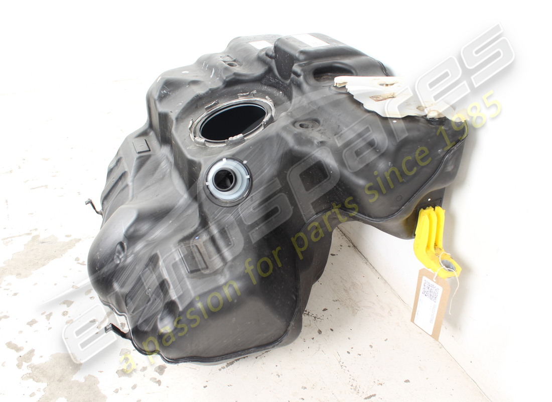 damaged porsche fuel tank. part number 992201076g (3)