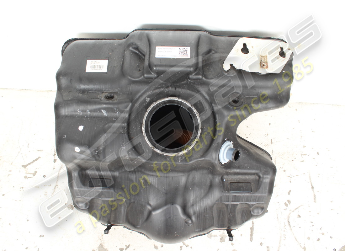 damaged porsche fuel tank. part number 992201076g (2)