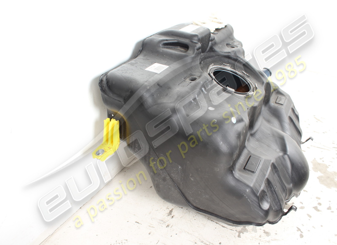 damaged porsche fuel tank. part number 992201076g (4)