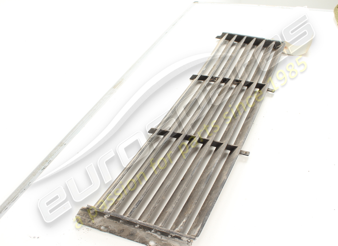 used ferrari bonnet grille. part number 40091407 (3)