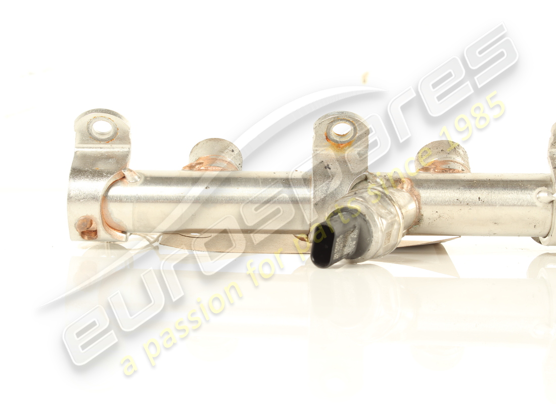 used lamborghini fuel rail. part number 0p2133315a (2)