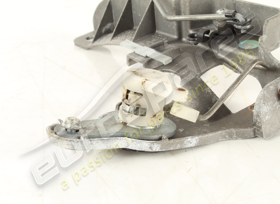 used maserati rh front door handle box. part number 68001800 (2)