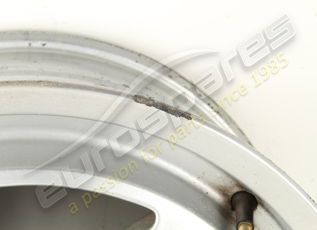 USED FERRARI ROAD WHEEL FRONT 3.2 MQV. PART NUMBER 127465 (4) used ferrari road wheel front 3.2 mqv. part number 127465 (4)