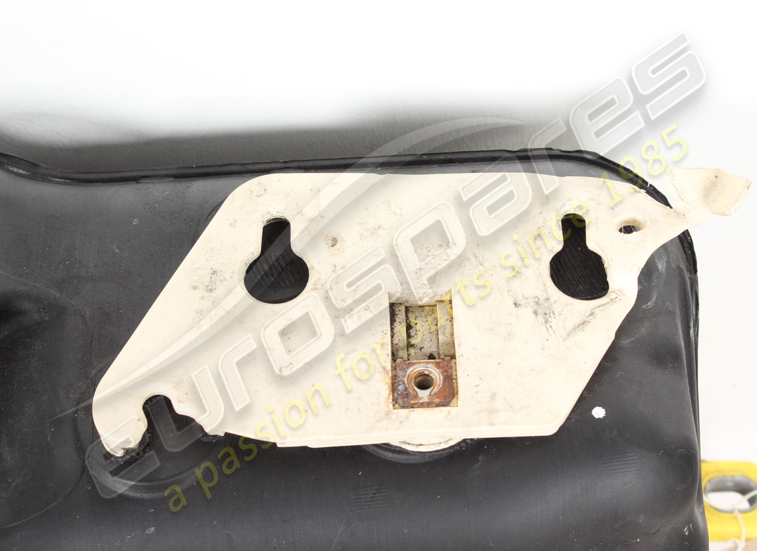damaged porsche fuel tank. part number 992201076g (6)