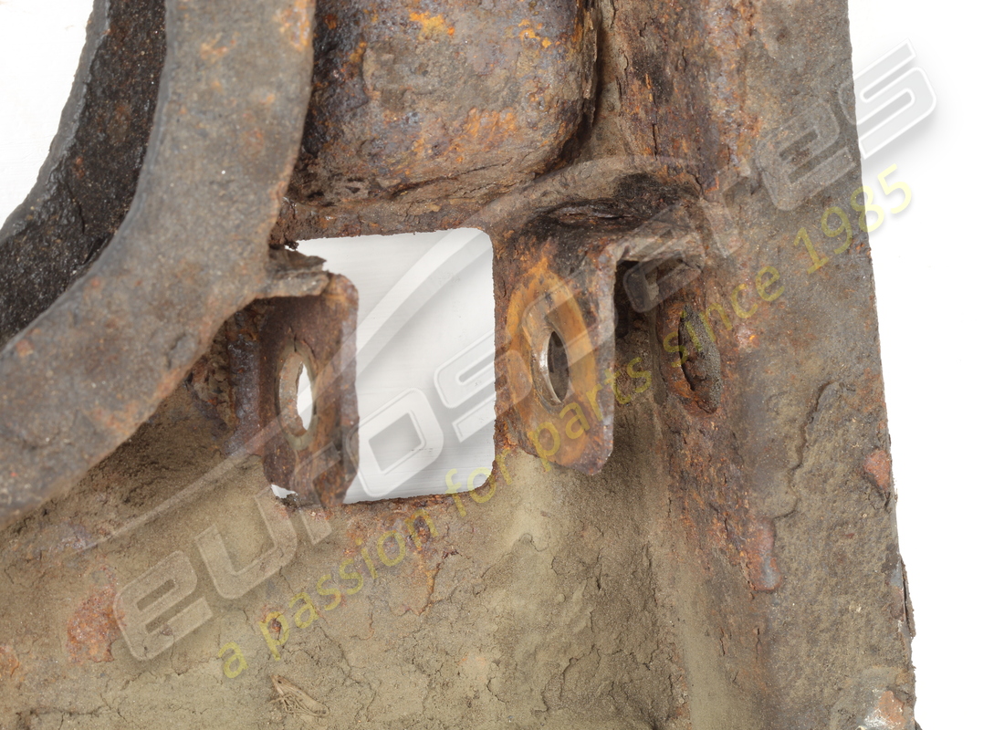 used ferrari rh front suspension lower lever. part number 115706 (3)