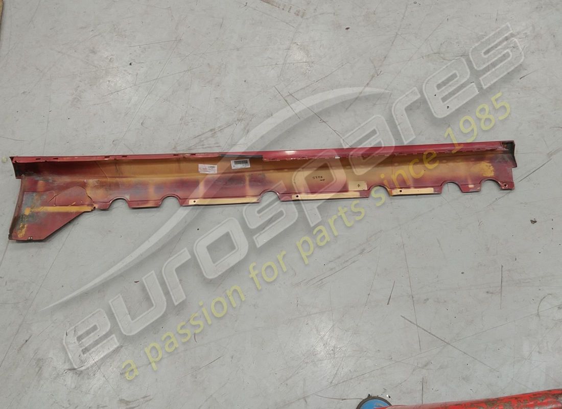damaged lamborghini rocker cover, left. part number 400853563 (1)