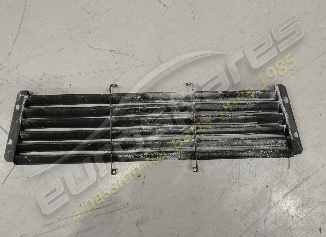 damaged ferrari engine lid grille. part number 40089807 (2)