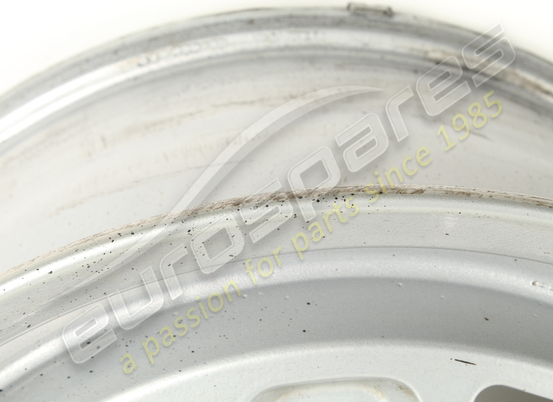 USED FERRARI ROAD WHEEL FRONT 3.2 MQV. PART NUMBER 127465 (3) used ferrari road wheel front 3.2 mqv. part number 127465 (3)