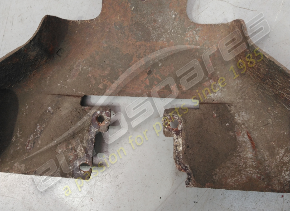 damaged ferrari shield. part number 154485 (3)