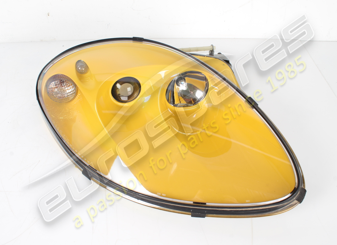 USED Ferrari RH LAMP ASSEMBLY RHD GIALLO MODENA . PART NUMBER 72001370 (1)