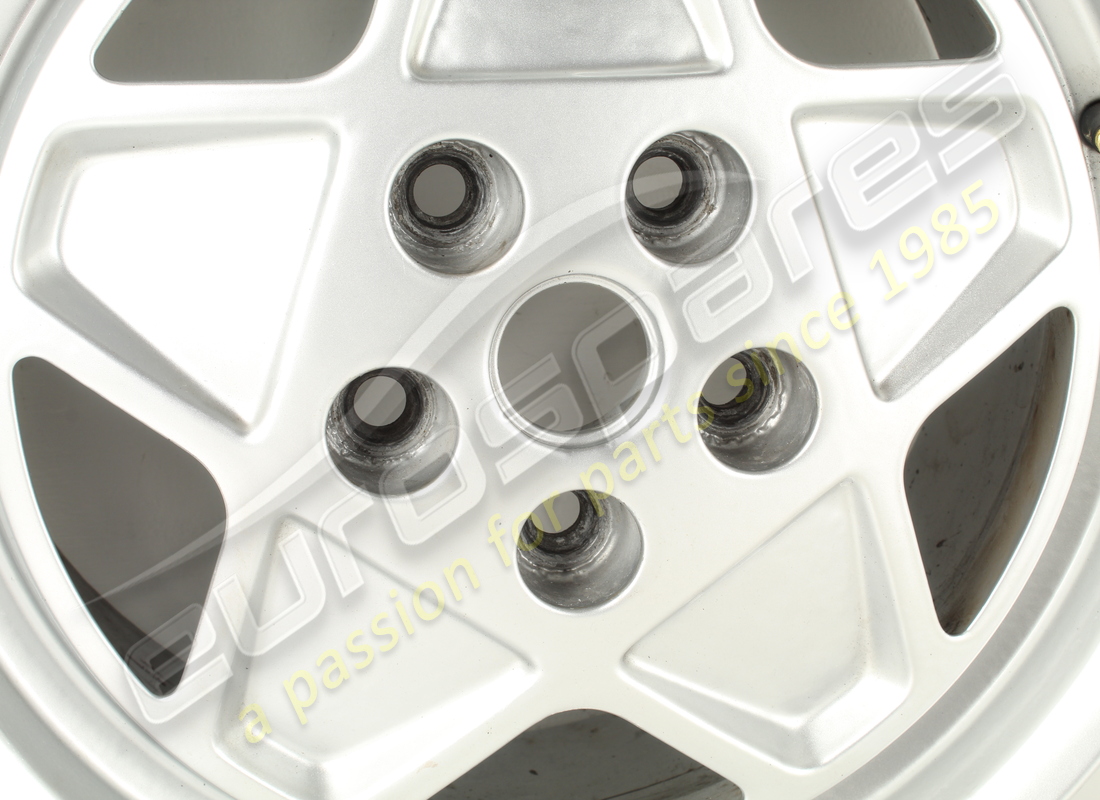 USED FERRARI ROAD WHEEL REAR 3.2 MQV. PART NUMBER 127457 (2) used ferrari road wheel rear 3.2 mqv. part number 127457 (2)