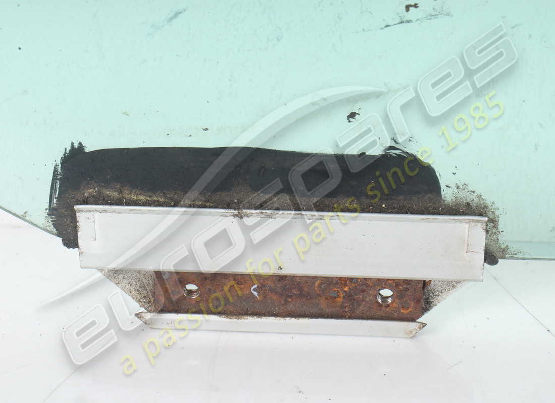 used maserati front lh door window glass. part number 377700629 (3)