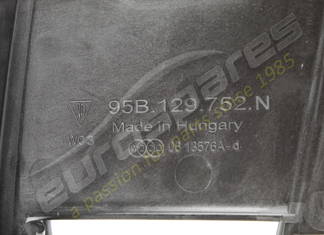 NEW PORSCHE CONNECTION PIECE. PART NUMBER 95B129752N (4) new porsche connection piece. part number 95b129752n (4)