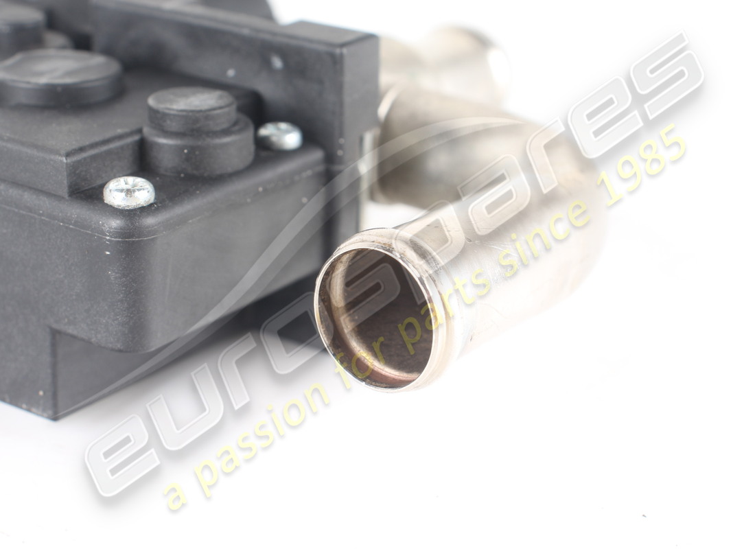 USED FERRARI RH TGK VALVE. PART NUMBER 67635900 (5) used ferrari rh tgk valve. part number 67635900 (5)