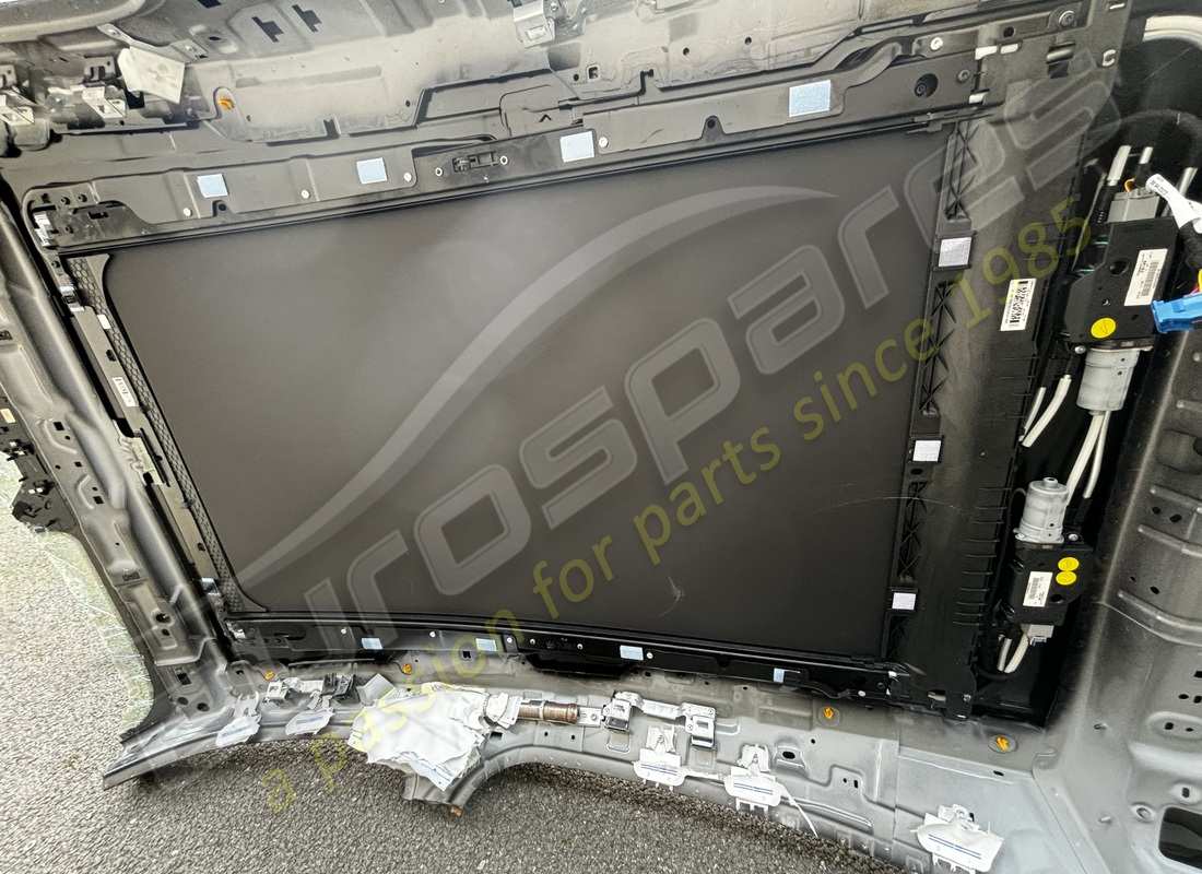 new maserati black panoramic roof. part number 670269157 (2)