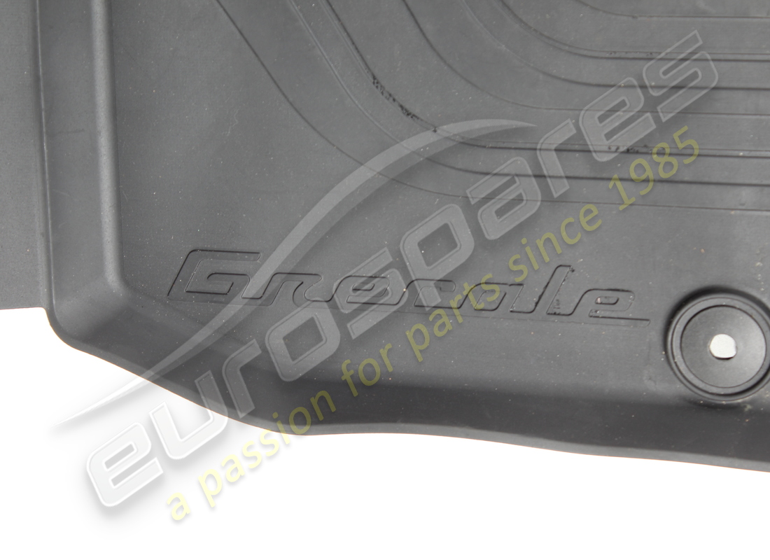 used maserati over-carpet black kit. part number 670205728 (2)