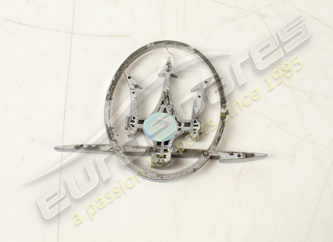 used maserati emblem.. part number 89095400 (2)