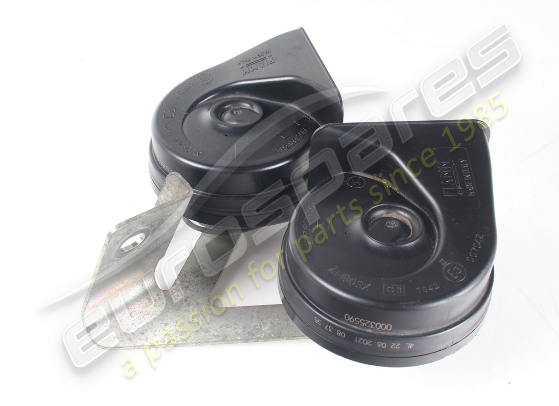 USED FERRARI HORN COMPLETE WITH BRACKET. PART NUMBER 325590 (2) used ferrari horn complete with bracket. part number 325590 (2)