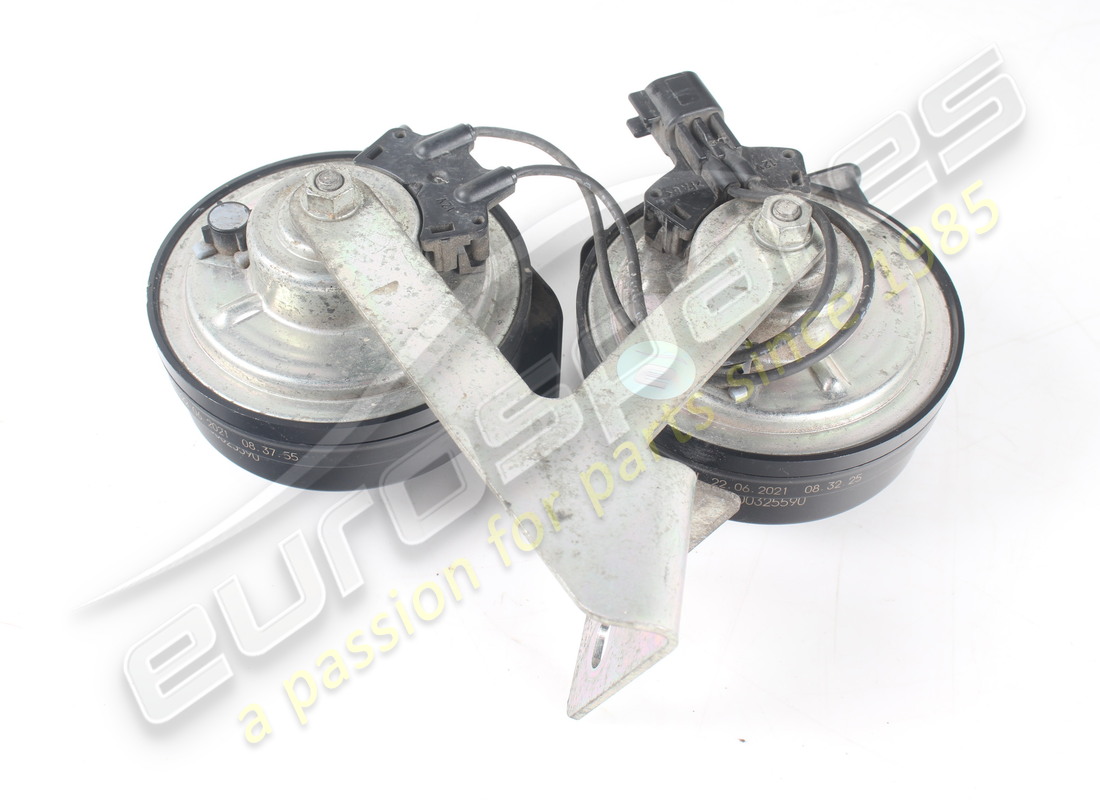 USED FERRARI HORN COMPLETE WITH BRACKET. PART NUMBER 325590 (3) used ferrari horn complete with bracket. part number 325590 (3)