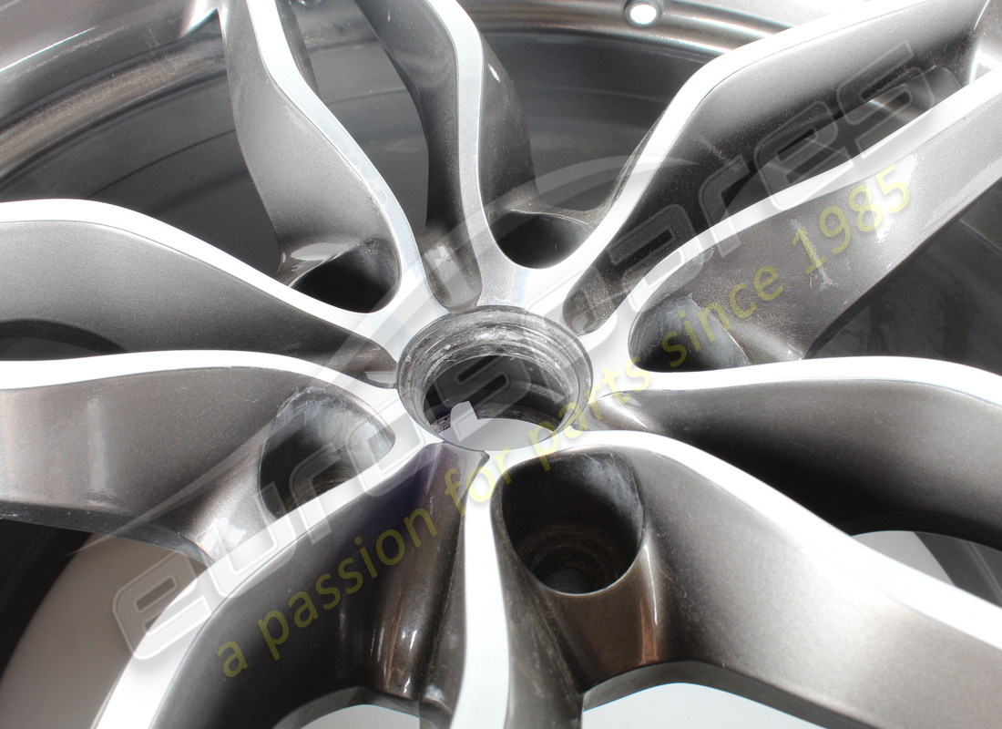 USED FERRARI REAR RIM. PART NUMBER 275586 (5) used ferrari rear rim. part number 275586 (5)