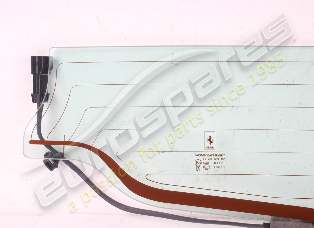 USED FERRARI CRISTALLO LUNOTTO SCENDENTE. PART NUMBER 903339 (2) used ferrari cristallo lunotto scendente. part number 903339 (2)