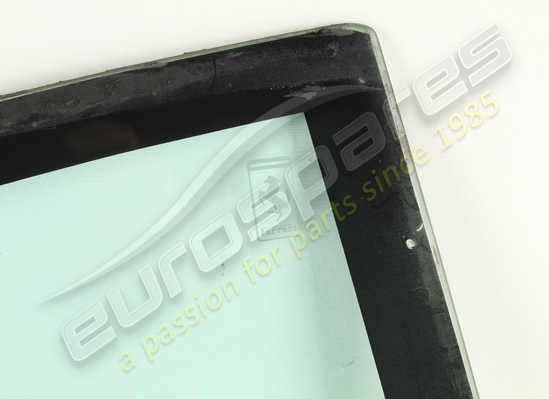 used ferrari rh rear quarter light glass blue colour. part number 60637500 (2)