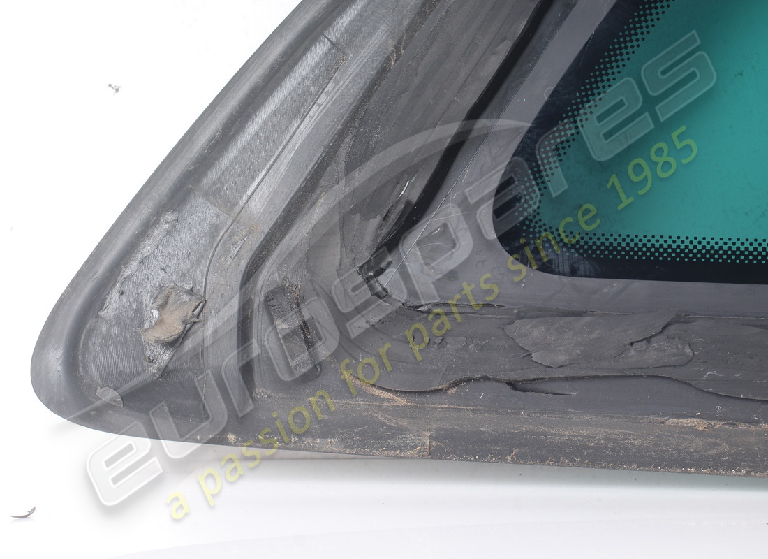 used ferrari lh rear quarterlight. part number 86871300 (4)