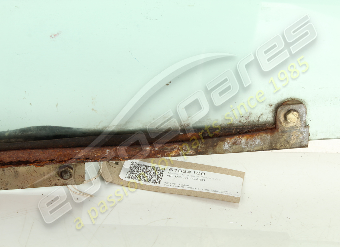 used ferrari rh door glass. part number 61034100 (4)