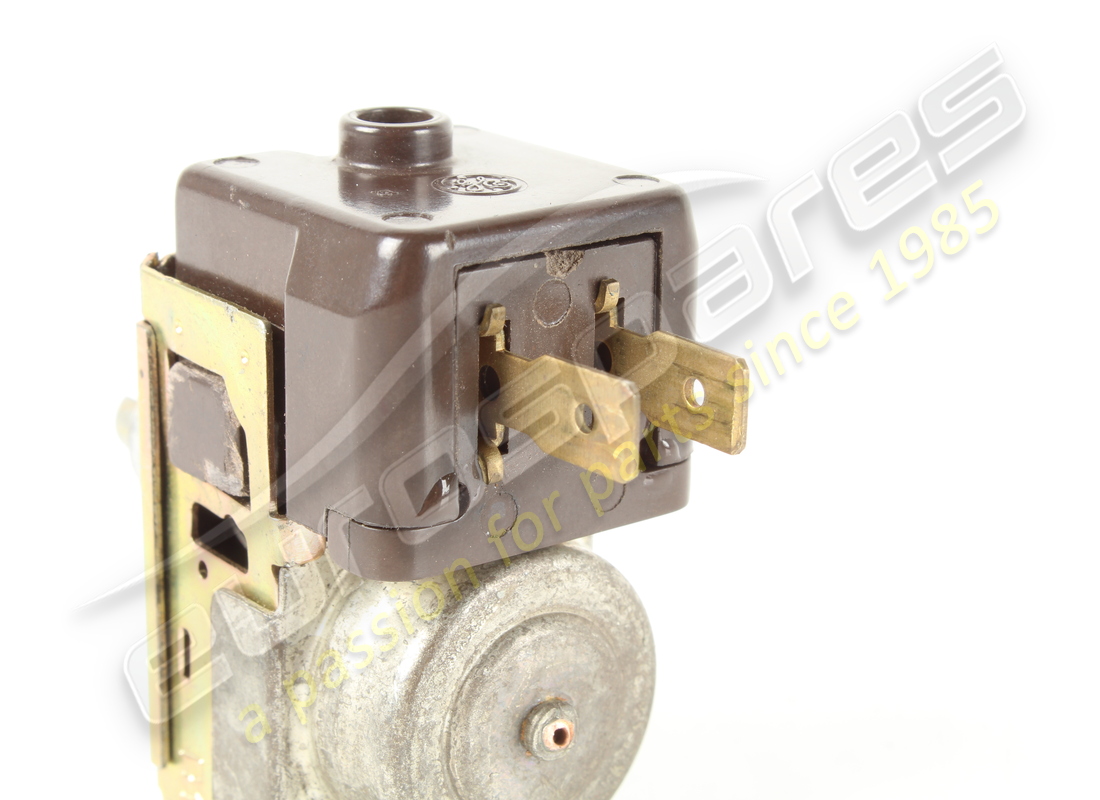 damaged ferrari thermostat switch. part number 61931100 (5)