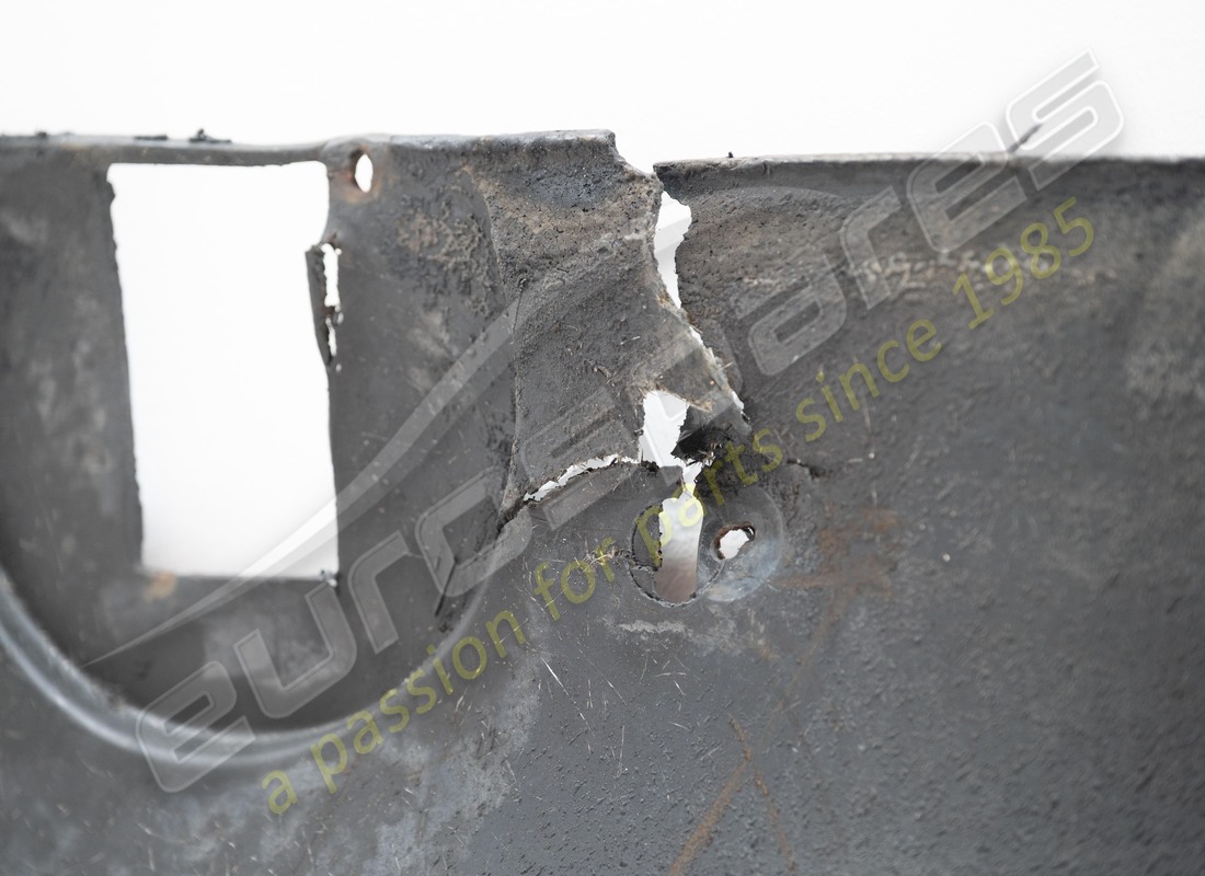 used ferrari lh central aereodynamic bot. part number 64678900 (2)