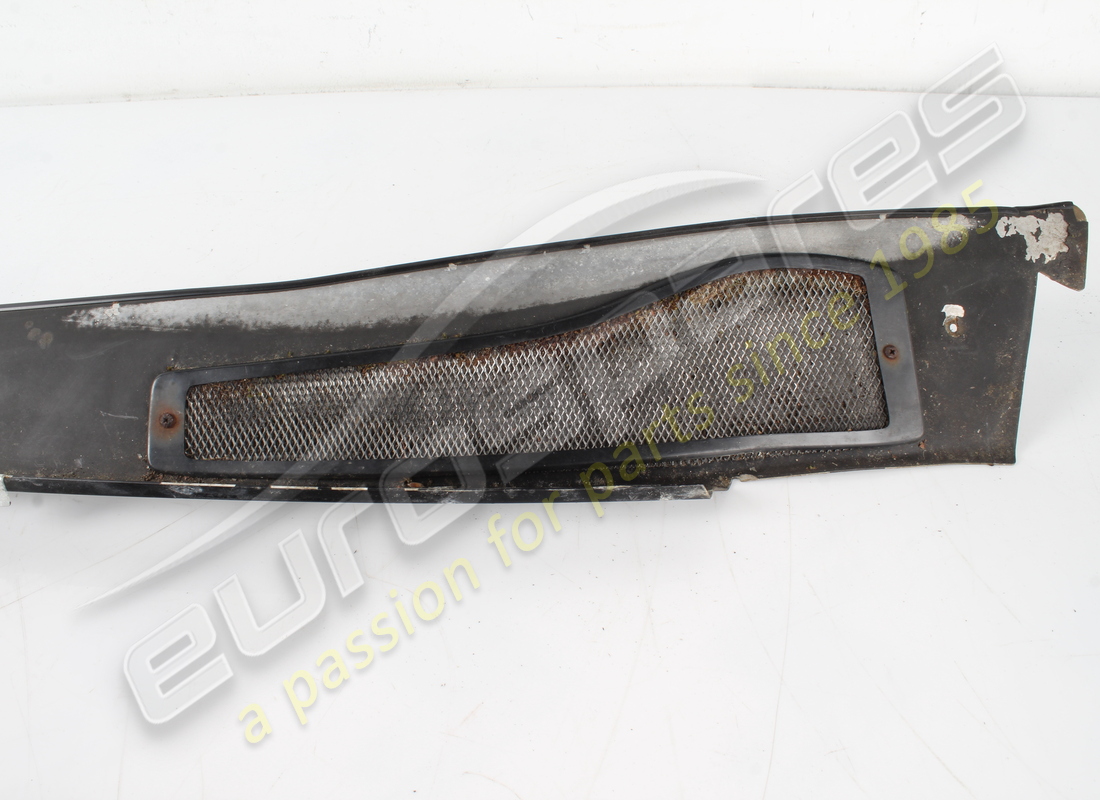 used ferrari lh outer molding for gb/aus. part number 65241900 (3)