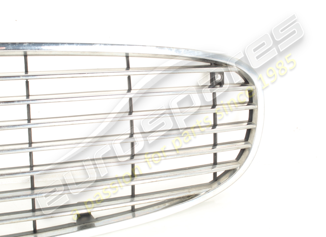used maserati complete front grill. part number 67874400 (4)
