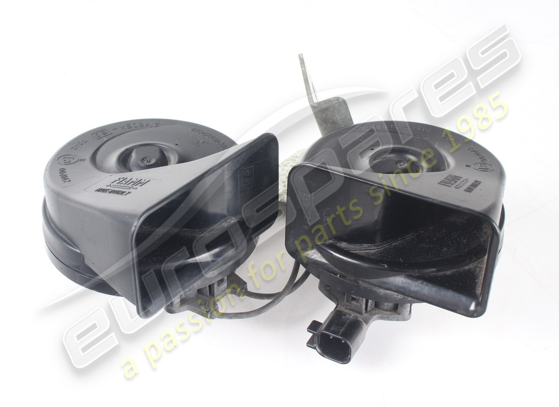 USED FERRARI HORN COMPLETE WITH BRACKET. PART NUMBER 325590 (1) used ferrari horn complete with bracket. part number 325590 (1)