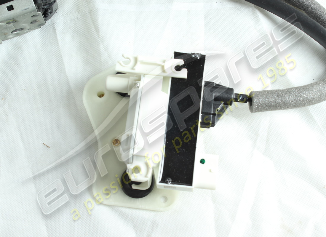 new maserati rh front door lock. part number 670107780 (3)
