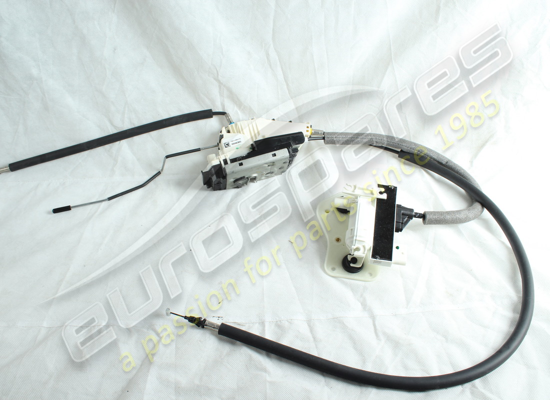 new maserati rh front door lock. part number 670107780 (1)